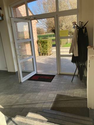<p><strong><u>Prachtige kantoorruimte met staanplaatsen vooraan te huur in Desselgem</u></strong></p>
<p>Ideaal voor vrije beroepen, administratiekantoor, IT-bedrijf, coaching praktijk, algemene diensten,</p>
<p><strong>Indeling</strong></p>
<p><u>Gelijkvloers</u>: inkomhal, keuken en toiletten met wastafel en een lichtrijke wacht- of vergaderruimte privé</p>
<p><u>Verdieping</u>: grote, open kantoorruimte met veel lichtinval voorzien van alle nodige aansluitingen en een aparte vergaderzaal/bureau/...</p>
<p><strong>Ligging</strong></p>
<p>Rustig gelegen in een prachtige, groene omgeving vlakbij de Leie</p>