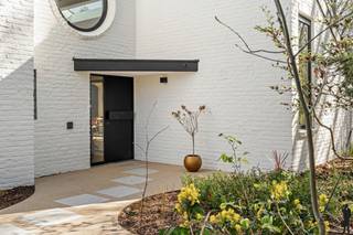 <p><strong>Gerenoveerde vrijstaande woning op uitzonderlijk perceel te Bonheiden.</strong></p>
<p><strong>BESCHRIJVING:<br /></strong>Bent u op zoek naar een<strong> instapklare karaktervolle woning</strong> met 4 slaapkamers, praktische indeling en uitbreidingmogelijkheden te Bonheiden vlakbij Mechelen? Dan is deze woning, die beschikt over een <strong>unieke warme stijl </strong>met <strong>hoogwaardige materialen</strong> beneden en boven (massieve parket, design trapbalustrade op maat, stalen binnendeuren, vrijstaand bad, designradiatoren, natuurlijke elementen...) afgewerkt, zeker wat u zoekt!</p>
<p><strong>INDELING:<br /></strong>De inkomhal verwelkomt u en leidt naar de lichtrijke <strong>leefruimte met open keuken</strong>, gezellige zithoek en eetplaats die uitkijkt op de prachtige tuin. Dankzij de grote glaspartijen geniet de woning van een aangename lichtinval en een ruimtelijk gevoel.<br /><br />Op het gelijkvloers bevinden zich verder <strong>3 volwaardige slaapkamers en een badkamer</strong> uitgerust met douche, ligbad en toilet. Aansluitend aan de keuken vindt u de wasruimte en de garage, beide eveneens bereikbaar via de inkomhal. De woning beschikt bovendien over een praktische kelder (ca. 23 m²), toegankelijk via de garage, ideaal als extra bergruimte.<br /><br />Op de eerste verdieping bevindt zich een hal met vide, momenteel ingericht als bureauruimte. Daarnaast is er een <strong>4<sup>de</sup> slaapkamer met inloopkast </strong>en een aansluitende <strong>badkamer</strong> voorzien van douche, toilet en dubbele lavabo.<br /><br /><strong>Extra troef:<br /></strong>Deze woning biedt bovendien interessante uitbreidingsmogelijkheden. Zo zijn er plannen beschikbaar voor het plaatsen van een carport voor twee wagens en het creëren van een polyvalente ruimte met loungehoek. Dit maakt het pand extra interessant voor wie wonen en werken wil combineren of bijkomende ruimte wenst te realiseren. Ook een bijgebouw is mogelijk.</p>
<p>Voor een gedetailleerde indeling van het pand verwijzen wij u graag door naar de grondplannen op onze website.<br />Wenst u meer info en/of een bezoek ter plaatse, aarzel niet en contacteer onze vastgoedverantwoordelijke via het nummer 015 70 70 00 of mail naar keerbergen@deboerenpartners.be</p>
<p><strong>BIJZONDERHEDEN:</strong><br />- Topligging in Bonheiden nabij Mechelen - Mobiscore: 8,4/10<br />- EPC: 260 kWh/m² - C-Label<br />- Privacy aspect is uniek dankzij het achterliggende perceel en het naastgelegen bos van Natuurpunt<br />- Lichtrijke leefruimte met open keuken met prachtig vergezicht<br />- Tuinpad in innovatieve porazzo, een waterdoorlatende verharding<br />- Verlichting aangelegd in 2025, zowel voor- als achteraan in de tuin<br />- uitbreidingsmogelijkheden (eigen praktijk, tuinkamer/carport etc) = mogelijk en gestaafd incl. vergund verbouwdossier architect)<br />- goede bereikbaarheid en vlotte verbindingsmogelijkheden</p>