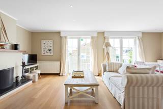 In deze rustige woonwijk, op wandelafstand van de dijk en het strand van Zeebrugge, bevindt zich dit ruime appartement in de verzorgde Res...