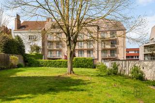 TOPgelegen en ruim appartement met 2 slaapkamers, terras en garage-optie in één van de mooiste lanen van Ronse.Dit kwalitatief en degelijk...