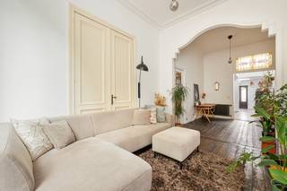 Charmant wonen in het hart van Borgerhout? Deze karaktervolle burgerwoning combineert authentieke elementen met hedendaags comfort en een uitstekende centrale ligging. Om de hoek ligt het levendige Krugerplein met populaire plekjes zoals Bar Leon. Ook het Moorkensplein, de Dageraadplaats en cultuurtempel De Roma bevinden zich op wandelafstand.<br /><br />Bij binnenkomst trekken de originele deuren met ambachtelijk glas-in-lood meteen de aandacht en wordt de authentieke sfeer van de woning voelbaar. De originele tegelvloer in de inkomhal leidt naar de prachtige houten trap die de verdiepingen met elkaar verbindt. In de leefruimtes zorgen de warme plankenvloeren, hoge plafonds en sierlijke ornamenten voor een bijzondere charme en een tijdloze uitstraling. Authentieke details en een warme sfeer komen hier prachtig samen en maken van deze woning een echte thuis.<br />Achteraan bevindt zich een gezellige koer van ca. 9 m², een aangename plek waar u in alle rust kunt genieten van een een zonnig momentje.<br /><br />Op de bovenverdiepingen bevinden zich drie volwaardige slaapkamers, aangevuld met een praktische dressing en een badkamer. Verder beschikt de woning over een gastentoilet en een ruime kelder van ca. 35 m².<br />De woning ademt karakter dankzij de talrijke authentieke elementen zoals glas-in-loodramen, volhouten deuren, sierlijstwerk en houten vloeren. In 2021 werden onder meer de voorgevel, ramen en buitendeuren vernieuwd.<br />Ook op technisch vlak beschikt de woning over verschillende troeven: dubbele beglazing met hoogrendementscoating, dakisolatie, rolluiken en centrale verwarming op aardgas. De elektrische installatie is conform.<br /><br />TOPLIGGING IN BORGERHOUT<br />De Sint-Mattheusstraat bevindt zich op wandelafstand van de Turnhoutsebaan, met haar ruime aanbod aan winkels, supermarkten, bakkers, restaurants en cafés. Het centrum van Antwerpen bevindt zich op amper 3 km.<br />Een karaktervolle stadswoning met 3 slaapkamers, dressing en een gezellige koer, op een uitstekende locatie in het bruisende Borgerhout. Een woning met sfeer, ruimte en authentieke charme.<br /><br />DE TROEVEN<br />Karaktervolle woning uit 1918<br />3 slaapkamers + dressing<br />Ca. 168 m² bewoonbare oppervlakte<br />Gezellige koer van ca. 9 m²<br />Authentieke elementen <br />Lichtrijke leefruimte met open keuken en lichtkoepel<br />Vernieuwde ramen, buitendeuren en voorgevel (2021)<br />Kelder van ca. 35 m²<br />Dubbele beglazing en dakisolatie<br />Elektrische installatie conform<br />Uitstekende ligging nabij winkels, horeca, openbaar vervoer<br /><br /><br />De videotour, het grondplan, het EPC en de elektriciteitskeuring kan u reeds bekijken via de Wellimmo-site ('documenten')<br /><br />📩 Meer info of een bezoek: info@wellimmo.net<br />📞 03/225 00 68 <br /><br />