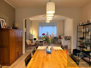 Deze woning is beschikbaar vanaf 1 maart 2026.Een charmante en ruime woning met drie slaapkamers, een moderne badkamer voorzien van zowel een douche...