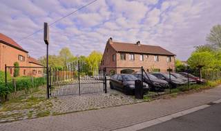Op zoek naar een pand met tal van mogelijkheden? Dit veelzijdige woning/handelspand in Temse is gelegen op een ruim perceel van meer dan 2000 m²...