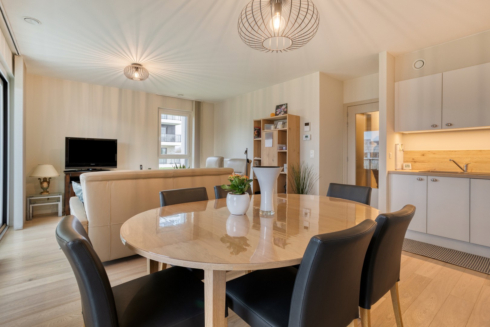 Instapklaar gelijkvloersappartement met 2 slaapkamers, zonnig terras en autostaanplaats in Roeselare - foto 3