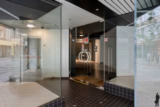 <p><strong>Huurprijs: 1.000 EUR per maand<br />Beschikbaar: in onderling overleg.<br /><br />Ruim gelijkvloers handelspand met een oppervlakte van ca. 180m². Ideaal gelegen in een verkeersvrije winkelstraat, met twee grote etalages en een straatbreedte van 6m. Daarnaast beschikt het pand over een kitchenette met berging, een apart toilet met lavabo, met aansluitend een stockageruimte. Een lichtkoepel achteraan in de winkel zorgt voor extra daglicht.</strong><br /><br />Gelegen op slechts 50m van de hoofdwinkelstraat, de Gasthuisstraat, profiteert dit eigendom van een gunstige locatie met veel passage en potentieel klantenverkeer. Bovendien zijn er meerdere publieke parkings op slechts 100m afstand, wat het gemakkelijk maakt voor zowel klanten als personeel om het pand te bereiken. <br /><br /><span>Bijzonderheden:</span> <br />- Recent geïnstalleerde (gemeenschappelijke) verwarmingsketel op aardgas (2018) <br />- Airconditioning aanwezig (zowel verkoeling als verwarming) <br />- Hoofddak werd recent geïsoleerd in 2020<br />- Onroerende voorheffing ten laste van de huurder<br /><br /><span>Dit handelspand biedt een unieke kans voor ondernemers die op zoek zijn naar een goed gelegen, ruim en goed uitgerust pand om hun bedrijf te vestigen. Met zijn strategische ligging, voorzieningen en recente renovaties is dit een aantrekkelijke optie voor diverse commerciële doeleinden.<br /><br />Neem zeker al eens een kijkje in het eigendom via het interactief grondplan: https://deboerenpartners.virtimmocontent.be/start-visit/4186</span></p>