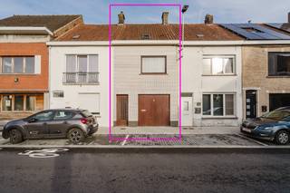 Deze gezinswoning is gelegen in een rustige woonwijk in Kuurne en biedt een praktische indeling.De vraagprijs: €190.000Bij binnenkomst komt u in de...