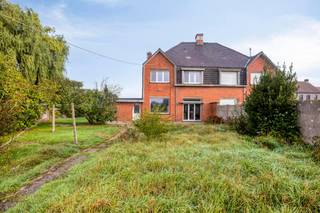 Zoek je een woning met ziel, ruimte én een rustige ligging? Deze verrassend ruime halfopen bebouwing uit 1930 heeft een modernistische bouwstijl en is rustig gelegen op het einde van een doodlopende straat.<br /><br />De ligging van dit pand is een absolute troef: gesitueerd op het einde van een doodlopende straat, geniet je hier van privacy en een kindvriendelijke omgeving. <br />Vanuit de woning en de tuin kijk je direct uit op de naastgelegen weide, wat zorgt voor een vrij gevoel. <br />De grote, zongerichte tuin is dé blikvanger voor wie houdt van buitenleven, tuinieren of ontspannen in de zon.<br /><br />Het pand beschikt over een goede, solide bouwconstructie, wat de perfecte basis vormt voor een totaalrenovatie naar eigen smaak en eigentijds comfort. Een aantal zaken zijn reeds aangepakt:<br />* Her en der is er al dubbele beglazing aanwezig.<br />* De dakoversteken en het platform van de berging werden vernieuwd.<br /><br />Bestaande uit:<br />Gelijkvloers: <br />Inkomhal, living, keuken, ruime berging/wasplaats, toilet<br /><br />Tussenverdiep: slaapkamer (of ideale ruimte voor een bureau/hobbykamer).<br /><br />Verdiep +1: 3 slaapkamers.<br /><br />Zolder: extra bergruimte of uitbreidingsmogelijkheden.<br /><br />Laat je inspireren door de karaktervolle architectuur en de aangename locatie, en maak van dit huis te koop jouw droomthuis in het landelijke Abele!<br /><br />Interesse of wenst u een bezoek in te plannen? Neem gerust contact met ons op.<br /><br />Dit pand is onderworpen aan de renovatieverplichting van de Vlaamse overheid voor residentiële gebouwen (behoudens bij sloop binnen 5 jaar na de aankoop). Consulteer voor meer informatie de website van het Vlaams Energie- en Klimaatagentschap via https://www.vlaanderen.be/een-woning-kopen/renovatieverplichting-voor-residentiele-gebouwen<br /><br />Bestuursmaatregelen in het maatregelenregister: in aanvraag