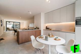 Aandacht aan investeerders! Elk appartement biedt een goed rendement én de eerste verhuring is gratis!<br /><br />Dit nieuwbouwappartement met 3 slaapkamers is gelegen op het gelijkvloerse verdiep van Residentie Patersvat.<br /><br />Het appartement heeft een uiterst goede verbinding en is centraal gelegen aan het station van Diksmuide. Diverse lokale handelaars en grootwarenhuizen bevinden zich allen op wandelafstand. <br /><br />Dit lichtrijk appartement wordt betreden via de gemeenschappelijke inkomhal waar ook de brievenbussen terug te vinden zijn. Via de inkomhal met apart gastentoilet komt men in de lichtrijke leefruimte met bureauhoek. Hier bevindt zich ook de open keuken die voorzien is van een combi-oven, vitro-keramische kookplaat, dampkap, koelkast, vaatwasmachine en een spoelbak (AEG toestellen).Verder zijn er 3 slaapkamers, een badkamer voorzien van lavabo en inloopdouche en een bergruimte waar tevens ook alle technieken toekomen. <br /><br />Dit appartement beschikt over 2 ruime terrassen van 7,52m² en 25m²<br /><br />Uiteraard beschikt deze topper over een gemeenschappelijke fietsberging.<br /><br />Bent u opzoek naar een ideale investering of naar een instapklaar appartement? Dan is dit een unieke kans! Aarzel dan niet en contacteer ons voor meer informatie.<br /><br />