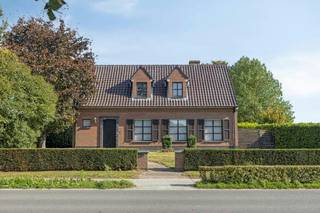 Deze woning blinkt uit door haar uiterst logische en praktische indeling. De woning is direct bewoonbaar, maar een renovatie is wenselijk om de woning te laten voldoen aan de hedendaagse normen en standaarden. Dankzij de solide bouwconstructie beschikt u hierbij over een uitstekende basis om de ruimtes naar eigen inzicht te moderniseren.<br /><br />INDELING:<br /><br />Gelijkvloers<br />- inkomhal met toilet<br />- slaapkamer 1 of bureauruimte<br />- ruime leefruimte<br />- keuken met aparte berging en toegang tot de achterdeur<br />- dubbele garage met zolderruimte<br /><br />Eerste verdiep<br />- slaapkamer 2<br />- slaapkamer 3<br />- badkamer met inloopdouche<br /><br />Zolder & multifunctionele ruimte<br />Dankzij de stevige betongewelven biedt deze ruimte de perfecte mogelijkheid om extra slaapkamers te realiseren. Daarnaast is deze woning ideaal voor zelfstandigen<br />die opslagruimte aan huis zoeken, autoliefhebbers met plaats voor meerdere wagens en hobbyisten die nood hebben aan een groot atelier.<br /><br />Interesse om het potentieel van deze open bebouwing zelf te ontdekken?<br /><br />Neem vandaag nog contact op voor meer informatie of om een bezoek in te plannen tijdens de twee pre-sale momenten.<br /><br />dossierverantwoordelijke, Amin Drif - 0493 25 46 78 - amin.drif@dewaele.com<br /><br /><br />De eigendom wordt aangeboden via de Pre-sale formule. Van 28/10/2026 om 16:00 tot 04/11/2026 om 18:00 kan u het huis op afspraak komen bezichtigen en een bod uitbrengen. De vermelde prijs is een instelprijs. Voor meer info, gelieve contact op te nemen met de dossierverantwoordelijke.<br /><br />Bestuursmaatregelen in het maatregelenregister: nee