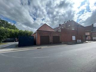 Woning te koop met  3 kamers.Indeling:gelijkvloers: bureaus/slaapkamers, living, keuken, berging, badkamereerste verdiep: 2 slaapkamersTroeven: *...