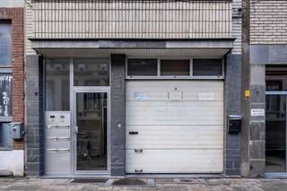 Deze garage is gelegen in de Osystraat, vlakbij de Franklin Rooseveltplaats. De indeling is als volgt: doorgang met splitlevel van telkens +/- 45m². Door middel van een automatische hefbrug kan u ofwel naar beneden of naar boven gaan. Maandelijkse kosten: +/-40€ afhankelijk van de activiteit.