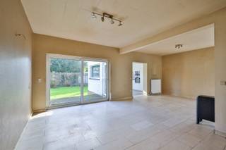 <p><span>On the border of Kontich and Hove, we offer you this very solid open building on a southeast-facing plot of 589 m².</span></p><p><span>This location offers you easy access to major roads, shops, schools, public transport, and so on. At the rear, there is a right of way that provides direct access to Vredestraat and the quiet residential areas of Hove, as well as a safe cycle path to the train station.</span></p><p><span> </span></p><p><span>The house was built in 1952 and therefore has a very solid and sturdy basic structure.</span></p><p><span>In 2012, a completely new roof was installed and the heating runs on an economical condensing boiler from 2023. </span></p><p><span>Furthermore, there is double glazing throughout, resulting in an EPC with a C label. The electricity does need a few adjustments.</span></p><p><span> </span></p><p><span>Layout:</span></p><p><span>We enter the house through the spacious entrance hall. Here there is a separate guest toilet and space for a cloakroom.</span></p><p><span>On the right, we see the spacious living room (39 m²) with travertine tiles and large windows that provide plenty of natural light.</span></p><p><span>Adjacent to this is the spacious Dovy kitchen (2017), which is equipped with every comfort. </span></p><p><span>From here, we have access to the elevated bankirai terrace and the fenced garden with a gate to the servitude road.</span></p><p><span>The detached garage (32 m²) is located on the left side of the plot and is accessible via the driveway, which can easily accommodate three cars parked in a row.</span></p><p><span>At the rear of the ground floor, we find the bathroom (2013) with a bathtub, shower, and double sink. </span></p><p><span> On the first floor, there are three bedrooms, the largest of which can be divided into two. </span></p><p><span>There is also a separate toilet in the hallway.</span></p><p><span> </span></p><p><span>Finally, the house has two basement rooms and crawl space under the entire ground floor (except for the kitchen).</span></p><p><span> </span></p><p><span>I would like to summarize the advantages of this charming house for you:</span></p><p><span>Very solid structure and the roof has been completely renovated.</span></p><p><span>Southeast-facing plot with a street width of 20 meters.</span></p><p><span>Spacious detached garage + driveway for several cars.</span></p><p><span>Pleasant garden with gate to servitude road towards Hove.</span></p><p><span> </span></p><p><span>EPC: 298 kWh/m² (C label)</span></p><p><span>Water info: P score - D | G score - C</span></p><p><span> </span></p><p><span>For more information or to arrange a viewing, call 03/449.42.41 or visit www.habicom.be</span></p><p><span>Want to know the value of your home?  Make a no-obligation appointment with our habicom expert in your area.</span></p>