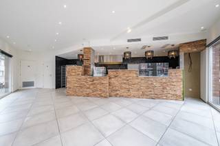 Vandaag nemen we jullie mee naar deze commerciële ruimte op toplocatie in het centrum van Bornem. De eigendom bevindt zich op wandelafstand van alle nodige faciliteiten, zoals scholen, winkels, en openbaar vervoer.<br /><br />Op het gelijkvloers van dit gebouw vinden we een handelsruimte terug die tot verschillende doeleinden kan strekken zoals een horecazaak of een praktijkruimte.<br />Verder vinden we een toilet en de mogelijkheid tot een terras terug.<br /><br />Ondergronds bevindt zich een zéér ruime kelder (60m²) die kan dienen tot stockageruimte.<br />Verder beschikt het handelspand over een garagedeur die gebruikt kan worden voor leveringen.<br /><br />Onroerende voorheffing is ten laste van de huurder.<br /><br />Heb je interesse in deze commerciële ruimte op toplocatie?<br />Neem gerust contact op via roy@julimmo.be of 0470 34 10 87.