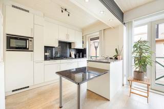 Volledig bemeubeld en instapklaar appartement op de eerste verdieping met twee slaapkamers, garage en groot zuidwestgericht terras in het centrum...