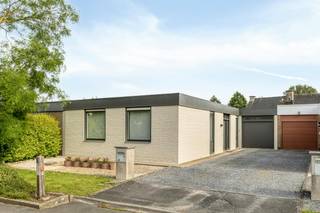 Welkom in de President J.F. Kennedylaan 10 te Zwevegem, waar deze goed onderhouden woning op zoek is naar een nieuwe eigenaar. <br />Deze bungalow beschikt over al het conform die men nodig heeft. <br /><br />Indeling<br />- Inkomhal met ruimte voor vestiaire<br />- gezellige leefruimte met zicht op de tuin en vernieuwd schuifraam, wat zorgt voor een grote natuurlijke lichtinval <br />- Keuken met ruimte voor een ontbijthoek en toegang tot de garage<br />- 3 slaapkamers <br />- De ruime garage is doordacht ingedeeld en doet tevens dienst als praktische was- en bergruimte. De garage biedt rechtstreeks toegang tot zowel de oprit aan de voorzijde als de tuin aan de achterzijde<br />- Zuidgerichte tuin met meerdere terrassen en praktische tuinberging<br /><br />De gevels van deze woning werden recent aangepakt, wat zorgt voor een frisse uitstraling en comfort.<br /><br />Bestuursmaatregelen in het maatregelenregister: nee