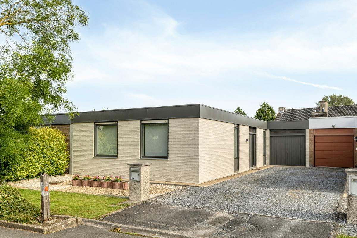Bungalow met tuin en garage te koop in Zwevegem! - foto 1