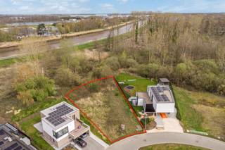 <p>Bouwgrond van 900m², rustig gelegen in een woonerf te Abdijstraat in Sint-Katelijne-Waver. Ideaal voor het realiseren van een open bebouwing, vlak aan de Nete.</p>
<p>Voor meer info, neem contact op via 0492 83 88 19 of jarno@groepvanhaute.be</p>