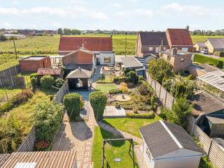 <span>Deze halfopen woning met dubbele garage op een landelijke ligging te Oostnieuwkerke. </span><br /><br /><span><span>De woning is als volgt ingedeeld</span>:</span><br /><span>Gelijkvloerse verdieping: inkomhal, leefruimte, geïnstalleerde keuken, badkamer, berging, kelder, slaapkamer, tuinberging (met zolder), aangelegde zonnige tuin met pergola en een dubbele garage.<br />Tussenverdieping: 1 slaapkamer.<br />Eerste verdieping: 2/3 slaapkamers<br /></span><br /><span>PLUSPUNTEN:</span><br /><span>- ZEER RUSTIG GELEGEN</span><br /><span>- DUBBELE GARAGE</span><span><br /></span><span>- ZONNIGE TUIN</span><br />- GELIJKVLOERS WONEN MOGELIJK<br />- PERCEEL VAN 800 m2