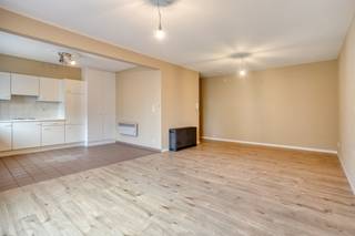 <p><strong>Heverlee: Zeer verzorgde studio te koop aan de stadsrand van Leuven</strong></p>
<p> </p>
<p><span>Deze zeer verzorgde, gerenoveerde studio, vooraan in het gebouw met lift biedt een comfortabele leefruimte en heeft bijzonder veel lichtinval. </span></p>
<p><span>Gelegen nabij Leuven, met een directe busverbinding naar de stad, het station van Heverlee op korte afstand en vlotte toegang tot de autosnelweg.</span></p>
<p> </p>
<p><strong>Indeling:</strong></p>
<p> </p>
<p><span>De studio beschikt over een inkomhal, een leefruimte en aparte badkamer. De goed uitgeruste keuken is voorzien van voldoende opbergkasten, een dampkap, een koelkast en een kookplaat. </span></p>
<p><strong>Troeven:</strong></p>
<ul><li>Instapklaar, gerenoveerd en ruim</li><li>Goede verbindingen met stad en autostrade</li><li>mogelijkheid tot aankoop van 2 autostaanplaatsen</li></ul>
<p> </p>
<p><strong>*Er zijn twee autostaanplaatsen beschikbaar met de mogelijkheid om deze apart aan te kopen.</strong></p>
<p> </p>
<p><span>Voor meer informatie of om een bezoek in te plannen, neem contact met ons op via info</span>@vastgoedvandendries.be<span> of +32 16 89 50 50.</span></p>