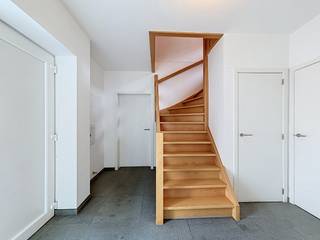 Gezellige knusse WONING - HOB bestaande uit : Ruime inkomhal met vestiaire, lichtrijke living met aanpalende veranda, beneden bureelruimte/hobby- of slaapkamer, uitgeruste keuken met spoeltafel, elektrische kookplaat, koelkast en dampkap, ruime badkamer beneden met inloopdouche, lavabomeubel en toilet, zeer ruime berging, ruime nachthall, 1 grote slaapkamer, zolderruimte met toilet en lavabo, gezellig ruim zongericht terras en 2 autostaanplaatsen ;<br /><br />- Gezellige woning op landelijke ligging ;<br />- Gelegen nabij invalswegen, scholen, winkels en openbaar vervoer ;<br />- CV op aardgas met hoogrendementsketel ;<br />- Ruime veranda voorzien van zonnescreen ;<br />- Onmiddellijk beschikbaar ;<br />- EPC: Label B<br /><br />==> Voor meer info of een bezoek gelieve ons kantoor te Waregem contacteren op 056/ 60.33.66 (Optie 2 Waregem) ;