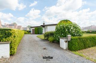 Op een rustige locatie, nabij het centrum van Eke, bevindt zich deze <strong>bungalow</strong> met veel potentieel op een <strong>mooi perceel van ca. 1.075 m²</strong>. De woning combineert een aangename ligging met een praktische indeling en biedt tal van mogelijkheden voor wie op zoek is naar comfortabel gelijkvloers wonen. <br /><br />Via de ruime inkomhal met afzonderlijk <strong>gastentoilet</strong> komt u terecht in de <strong>lichtrijke leefruimte</strong>, waar de <strong>open haard</strong> zorgt voor een warme en gezellige sfeer. Aansluitend bevindt zich de <strong>afzonderlijke keuken</strong> met naastgelegen <strong>koele berging</strong>, ideaal voor extra voorraad. <br /><br />Verder beschikt de woning over <strong>drie slaapkamers</strong>, <strong>twee badkamers</strong> en een <strong>inpandige garage</strong> die plaats biedt aan een wagen en bijkomende bergruimte. <br /><br />De <strong>ruime tuin</strong> rondom de woning biedt alle mogelijkheden om in alle rust te genieten van het buitenleven. <br /><br />Dankzij de <strong>rustige ligging</strong>, gecombineerd met de <strong>nabijheid van winkels, scholen, openbaar vervoer en een vlotte verbinding naar de E40, E17 en Gent</strong>, is dit de ideale woning voor wie op zoek is naar ruimte, rust en tal van mogelijkheden.<br /><br /><strong>Voor meer info of een bezoek, contacteer Sarah op 0476/37.42.67 of sarah@stellarimmo.be<br /></strong>