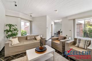 <p><span>Ontdek deze charmante woning met prachtige tuin en handelsruimte op een gunstige ligging in Wetteren, met parkeergelegenheid voor minstens 5 wagens.</span></p><p><span>Bij het binnenkomen vallen de open indeling en de overvloed aan licht meteen op. Grote raampartijen zorgen voor een aangenaam zicht op de groene tuin. </span></p><p><span>De royale leefruimte met sfeervolle open haard straalt warmte en gezelligheid uit en sluit naadloos aan bij de volledig ingerichte keuken, waar functionaliteit en stijl elkaar versterken.</span></p><p><span>Op de eerste verdieping bevinden zich drie slaapkamers en een badkamer met moderne voorzieningen. </span></p><p><span>Daarboven biedt de ruime zolder mogelijkheden zoals: een extra slaapkamer, een hobbyruimte,...</span></p><p><span>De fraaie westgerichte tuin vormt een buitenoase, ideaal voor ontspanning, zomerse barbecues met vrienden, terwijl u geniet van de zonsondergang.</span></p><p><span>De handelsruimte met kelder is momenteel ingericht en verhuurd als kapsalon, wat deze eigendom extra interessant maakt. </span></p><p><span>Met een netto rendement van 4,5% is dit pand niet alleen een ideale gezinswoning, maar ook een slimme investering.</span></p><p><span>Neem vandaag nog contact met ons op via 09 380 09 74 of <span>info@excellent-vastgoed.be</span></span><span> en ontdek deze unieke opportuniteit!</span></p>