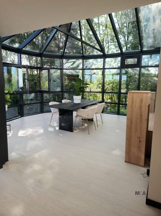 Ontdek deze karaktervolle villa met ondergrondse garage, oorspronkelijk gebouwd in 1958 en in 2026 volledig vernieuwd met oog voor hedendaags...