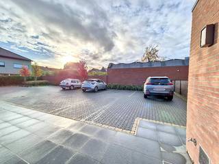 Le box de garage est situé dans le centre d'Aalter.<br /><br />Il est accessible via l'entrée de la Spijkerstraat. Ensuite, vous pouvez facilement franchir un portail fermé pour rejoindre Stationsstraat.<br /><br />Le box de garage est équipé d'un portail automatique, ce qui le rend sûr et verrouillable via une télécommande. <br />Possibilité de recharger via la présence d'une borne de recharge si vous le souhaitez. Si cela est utilisé, une commission de 150,00€ par mois sera facturée.<br /><br />Intéressé par la location de ce box de garage ? Alors n'hésitez pas à nous contacter.