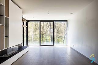 <p>Via le hall d’entrée avec toilette invités séparée, vous accédez à un spacieux séjour avec cuisine ouverte.<br />Les grandes baies vitrées apportent une agréable luminosité et donnent accès aux terrasses, tant à l’avant qu’à l’arrière du bâtiment.</p>
<p>La cuisine ouverte équipée est un véritable atout. Non seulement elle est dotée, entre autres, d’un lave-vaisselle encastré, d’un four à micro-ondes et d’un four (Miele), d’une plaque à induction avec hotte intégrée, mais elle est également finie avec des matériaux de haute qualité tels que des surfaces en composite, des prises encastrées, …</p>
<p>Le chauffage par le sol assure un confort thermique optimal. La cheminée à gaz élégante est intégrée dans un meuble mural sur mesure.</p>
<p>Une chambre se situe à l’avant, la seconde à l’arrière du bâtiment et dispose de sa propre terrasse ainsi que d’un accès direct à la salle de bains. Ici aussi, le choix s’est porté sur le style et la qualité : baignoire ovale indépendante, douche à l’italienne, double lavabo, …</p>
<p>Toute la technique est regroupée dans un débarras séparé.</p>
<p>Dans le parking souterrain, possibilité d’acquérir 2 emplacements de parking supplémentaires, dont un avec un espace de rangement attenant.</p>
<p>Atout supplémentaire : la situation idéale pour une connexion rapide vers, entre autres, le complexe d’accès à l’E40 en direction de Gand et Bruxelles.</p>
<p>Intéressé(e) par une visite ? Cliquez sur le bouton « demande d’information / rendez-vous » sur cette page.</p>
<p>Vente : Pieter Cardoen 0475 36 12 52, pieter@cornelis-goeman.be</p>