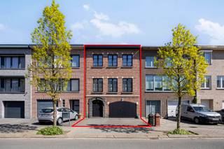 <p>Bent u op zoek naar een <strong>ruime gezinswoning met potentieel</strong>, gelegen op een toplocatie nabij het centrum van Aartselaar? Dan is deze bel-etagewoning zeker een bezoek waard.</p>
<p>Deze solide woning werd doorheen de jaren reeds grondig aangepakt en biedt een sterke basis om verder af te werken naar eigen smaak. Momenteel beschikt de woning over <strong>drie slaapkamers</strong>, met <strong>achter de garage een extra polyvalente ruimte</strong> die perfect kan dienen als vierde slaapkamer, bureau of praktijkruimte. De aansluitingen voor een tweede badkamer zijn hier reeds voorzien.</p>
<p>Belangrijke werken die werden uitgevoerd zijn onder andere het dak, de elektriciteit, riolering, vloer op het gelijkvloers, vals plafond leefruimte, condensatieketel, dakgoot en diverse voorbereidende werken voor screens en rolluiken. Ook de veranda werd deels aangepakt met een screen en vernieuwd glas.<br /><br />Buiten geniet u van een leuke tuin met vernieuwd terras en een praktische tuinberging. Vooraan de woning bevindt zich bovendien een handige oprit met plaats voor twee wagens.</p>
<p>Enkele afwerkingen dienen nog te gebeuren, waaronder de inrichting en afwerking van de polyvalente ruimte achteraan, de ramen op de tweede verdieping die nog voorzien zijn van enkel glas en de renovatie van de badkamer.</p>
<p>Dankzij de centrale ligging nabij winkels, scholen, openbaar vervoer en belangrijke invalswegen combineert deze woning ruimte, mogelijkheden en een uitstekende bereikbaarheid.</p>
<p>Interesse? Contacteer ons gerust voor een bezoek of meer informatie.</p>
