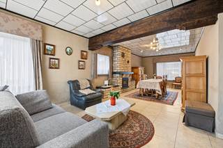 <strong>Te renoveren halfopen bebouwing met 3 slaapkamers</strong><br /><br />In de Molendreef 39 in Berlare bevindt zich deze halfopen bebouwing op een perceel van 432 m². De woning, gebouwd in 1958, biedt heel wat mogelijkheden voor wie op zoek is naar een renovatieproject met ruimte en potentieel.<br /><br />De woning beschikt over drie slaapkamers en een ruime zolder die mits de nodige aanpassingen bijkomende mogelijkheden biedt. Denk bijvoorbeeld aan extra slaapkamers, een hobbyruimte of een bureau, afhankelijk van de gewenste inrichting en de technische haalbaarheid.<br /><br />Buiten beschikt de eigendom over een ruime oprit, een afzonderlijke garage en een uitweg achteraan. Dat zorgt voor extra praktisch comfort en maakt deze woning interessant voor wie voldoende plaats zoekt voor wagens, fietsen of extra opslagruimte.<br /><br />De woning dient gerenoveerd te worden, waardoor u de kans krijgt om ze volledig naar eigen smaak en hedendaagse normen in te richten. Met de nodige renovatiewerken kunt u hier een aangename gezinswoning creëren.<br /><br />Troeven
<ul>
<li>Perceel van 432 m²</li>
<li>3 slaapkamers</li>
<li>Ruime zolder met mogelijkheden mits aanpassingen</li>
<li>Ruime oprit</li>
<li>Afzonderlijke garage</li>
<li>Uitweg achteraan</li>
<li>EPC-label F – renovatieplicht van toepassing</li>
</ul>
<br />Bent u op zoek naar een woning die u volledig naar uw eigen wensen kunt vernieuwen? Contacteer Berno Vastgoed voor meer informatie of een bezoek via 052/20.24.40 of niels@berno.be.