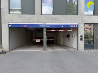 <p><span>3 ondergrondse staanplaatsen te huur in project Stadsterras te Mortsel</span></p><p><span>In het hart van Mortsel, binnen het recente project Stadsterras, bieden wij drie ondergrondse staanplaatsen te huur aan. Dankzij de centrale ligging zijn deze parkeerplaatsen ideaal voor zowel buurtbewoners als zelfstandigen of werknemers die op zoek zijn naar een vlot bereikbare parkeeroplossing.</span></p><p><span>Indeling:</span><span><br />De ondergrondse parking is eenvoudig toegankelijk via nummerplaatherkenning, waardoor u comfortabel kan in- en uitrijden. Het parkeersysteem werkt volgens het principe van vrije parkeerplaatsen, waardoor u niet gebonden bent aan een vaste staanplaats. U bent vrij om te parkeren op niveau </span><span>-</span><span>1 of </span><span>-</span><span>2. Via de lift bereikt u vervolgens eenvoudig opnieuw het gelijkvloers.</span></p><p><span>Nuttige informatie:</span><span><br />· Onmiddellijk beschikbaar<br />· Verhuur onder het BTW-stelsel (21% BTW van toepassing)<br />· Huurprijs: 50 euro per staanplaats/maand, exclusief 21% BTW<br />· Vrij parkeren op niveau -1 en -2<br />· Toegang via nummerplaatherkenning</span></p><p><span> </span></p><p><span>Voor meer info bel habicom op 03/449.42.41 of mail ons op hallo@habicom.be</span></p><p><span>Benieuwd naar de waarde van uw woning? Check het gratis op <span>www.watismijnhuiswaard.be</span></span><span> </span></p><p><span> </span></p>