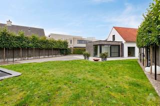 Rustig gelegen in een residentiële wijk in Koksijde, combineert deze woning een afwerking met duurzame, hoogwaardige materialen met een gunstige ligging.<br />Het centrum, de Zeelaan, het openbaar vervoer, scholen en diverse sportfaciliteiten bevinden zich op korte afstand.<br /><br />De villa omvat op het gelijkvloers een inkom met vestiaire en apart toilet. Aansluitend een lichtrijke leefruimte uitgevend op het zuid-gericht terras en tuin.<br /><br />De keuken met kookeiland is uitgerust met een inductie kookplaat, vaatwasmachine en een ruime koelkast.<br />Aan de keuken is er een handige berging / wasplaats voorzien.<br /><br />Op het <strong>gelijkvloers </strong>een eerste slaapkamer met dressing en een aanpalende badkamer met ligbad, douche en wastafel.<br />Op de <strong>verdieping </strong>zijn er 2 slaapkamers en een badkamer met douche en wastafel.<br /><br />De oprit wordt bereikt via een automatische tuinpoort en er kunnen meerdere wagens geparkeerd worden.<br /><br />De tuin werd volledig opnieuw aangelegd en is voorzien van een ruim en geïsoleerd tuinhuis / berging met een oppervlakte van 15m².<br /><br /><strong>TROEVEN:</strong>
<ul>
<li>Zonnepanelen 10 stuks, batterij 1.000 watt</li>
<li>Elek. conform</li>
<li>Label B</li>
<li>Perceel 723 m²</li>
</ul>
<br />De villa is momenteel verhuurd op jaarbasis, met een maandelijkse huurprijs van €1.546,36, reeds geïndexeerd.<br /><br />Bent u op zoek naar een prachtig gerenoveerde en energiezuinige villa met alle moderne comfort?<br />Wacht dan niet langer en neem contact op met ons kantoor op uw bezichtiging in te plannen.<br /><br /><span><em><strong>Bezichtigingen zijn mogelijk op donderdagnamiddag en zaterdag, uitsluitend op afspraak.</strong></em></span>
