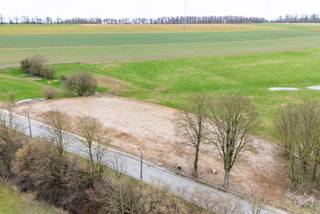 We Invest Ciney Haute-Meuse vous propose une opportunité rare au coeur du village d'Emptinne, commune de Hamois : 5 terrains à bâtir avec...