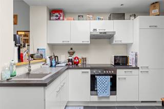 <p><strong>Maison mitoyenne confortable et accueillante avec jardin - Votre maison chaleureuse !</strong></p><p>Vous êtes à la recherche d'une <strong>maison confortable et prête à être habitée</strong> avec un <strong>beau jardin</strong>? Alors cette maison mitoyenne est exactement ce que vous cherchez !</p><p><strong>Aménagement:</strong><strong><br />Séjour</strong> confortable avec cuisine ouverte<br />Salle de bain<strong>avec douche en escalier<br />Deux</strong><strong>chambres confortables</strong> au premier étage<br />Spacieux<strong>grenier</strong> - peut être utilisé comme chambre supplémentaire, bureau ou salle de<strong>loisirs<br />Jardin</strong> confortable</p><p>Située dans un <strong>quartier calme et agréable</strong>, à proximité des commerces, des transports en commun et des écoles.</p><p><strong>Cette propriété respire la chaleur et le charme !</strong> Parfait pour les débutants, les couples ou les petites familles.</p><p><strong>Intéressé(e) ?</strong> Planifiez une visite bientôt et découvrez votre nouvelle maison ! Vous avez besoin de faire quelques ajustements ou de mettre l'accent supplémentaire ?</p>