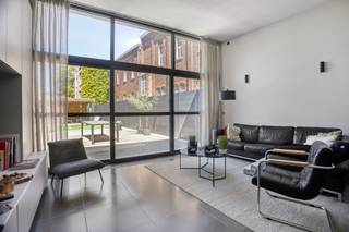 <strong>Klassevolle, centraal gelegen herenwoning met o.a. een bewoonbare oppervlakte van 230 m², 4 slaapkamers, een gezellige tuin en zoveel meer. EPC-label B.</strong><br /><br />Op het gelijkvloers bevindt zich een inkomhal die toegang geeft tot een gezellige lounge. Deze ruimte is perfect geschikt voor een vrij beroep of zelfstandige activiteit, maar kan evengoed ingericht worden als leeshoek, ontvangstruimte of bureau. Verder beschikt de woning over een lichtrijke hal met vestiaire en een aangename woonkamer met open keuken. Aansluitend aan de keuken bevindt zich een praktische berging.<br /><br />De eerste verdieping bestaat uit een nachthal, badkamer en 2 ruime slaapkamers, waarvan één met eigen dressing. <br /><br />Op de tweede verdieping bevinden zich een open slaapkamer, een nachthal, een apart toilet, een vierde slaapkamer en een technische ruimte.<br /><br />Tot slot beschikt deze prachtige herenwoning over een aangename, onderhoudsvriendelijke tuin met een ruim terras, grasveld en tuinhuis.<br /><br />De woning geniet van een verkeerstechnische topligging in het centrum van Tienen, met de E40, scholen, het station, winkels en openbaar vervoer in de onmiddellijke nabijheid. Bovendien bevindt zich op slechts enkele meters afstand een ruime openbare parking.<br /><br />Interesse? Bel naar 0496 07 89 48.