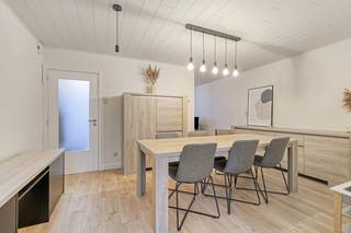 Bent u op zoek naar de ideale starterswoning op een toplocatie? Deze verrassend ruime rijwoning in het centrum van Aalter combineert het comfort...