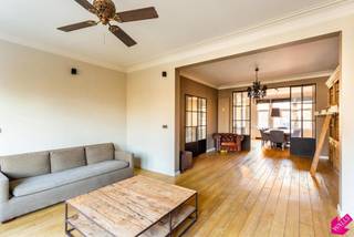 Luxueus afgewerkt, royaal appartement van 190m² met 3 slk, 3 badk en garagebox. <br /><br />Beschikbaar vanaf 1 maart.<br /><br />Locatie: <br />Op de statige Jan Van Rijswijcklaan, nabij het centrum van Antwerpen. Ideale ligging nabij op-en afritten. <br /><br />Indeling: <br />Zeer ruime woonkamer, die loopt van de voor- tot de achterzijde van het appartement met een zeer mooi uitzicht op het park, eetkamer met aansluitend een volledig geïnstalleerde open keuken (microgolfoven, vaatwasmachine, koelkast, diepvries, inductiekookplaat...), ook is er een bijkeuken met een ruime berging voorzien voor wasmachine en droogkast. <br />Masterbedroom met dressing met ingemaakte kasten en aansluitend een badkamer met dubbel lavabomeubel, douche, ligbad en sauna. Daarnaast zijn er ook nog 2 andere volwaardige slaapkamers met elk een douchekamer. <br /><br />Bijzonderheden:<br />Bijkomende kelderberging en garagebox achteraan het gebouw bij te huren voor € 100 per maand. <br />Energie EPC score 156 kWh/m² <br />Maandelijkse kosten: € 280 per maand voor het onderhoud en de elektriciteit van de gemene delen en de lift inclusief het individueel water- en verwarmingverbruik. <br />Elektriciteit, televisie en internet zijn rechtstreeks door de huurder af te sluiten.<br />Gelegen op de 3e verdieping, met lift.