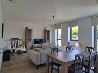 <p><span>RECENT, ENERGIEZUINIG APPARTEMENT in het centrum van Borgloon.</span><span><br /><br />De huurprijs is </span><span>inclusief</span><span> ondergrondse autostaanplaats.<br />Verder is er voldoende parkeergelegenheid rondom het gebouw.</span><span><br /></span><span><br /></span><span>Dit appartement is gelegen in een rustig binnengebied in het centrum van Borgloon.<br />Op wandelafstand beschikt men over alle voorzieningen.<br /><br /></span><span>Rechts naast de toegangsweg werd door </span><span>Limburg.net</span><span> een “rest- en pmd afvalcontainer” <br />geplaatst, exclusief voor de bewoners van deze appartementen.</span><span><br /><br /></span><span>Het is een open, moderne architectuur waarbij elk appartement een eigen buitendeur heeft <br />vanaf de passerelle.</span><span><br /></span><span><br />Verder treft men volgende ruimtes in de woning:</span><span><br />inkomhal met vestiaire ruimte - slaapkamer 1 - slaapkamer 2 - toilet - badkamer - berging <br />leefruimte met keuken-gedeelte en aansluitend een aangenaam terras.<br /><br />De keuken werd voorzien van volgende toestellen: koelkast, oven, afwasmachine<br /> keramische kookplaat met dampkap.<br /><br />De zeer ruime badkamer werd voorzien van een inloopdouche alsook van<br />een dubbele lavabo met meubel.<br /><br />Er is een lift aanwezig in het gebouw.<br /><br /></span><span>Algemene informatie</span><span><br />Huurprijs: 850 euro/maand<br />Algemene onkosten: 60 euro/maand <br />EPC-waarde: 51 kWh/m²<br />Vrij vanaf: 15 augustus 2026<br />huisdieren: </span><span>enkel toegelaten mits voorafgaande schriftelijke toestemming van de verhuurder</span></p>