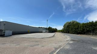 Fenomenaal gelegen loods met een oppervlakte van 4.870 m² en een kantoorruimte van 185 m² te huur met een buitenstockage van 915...