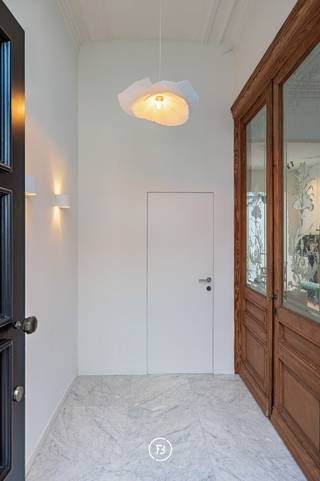 In een charmante straat in Berchem bevindt zich dit prachtige burgerhuis uit 1910. De buurt is bijzonder gegeerd dankzij haar centrale ligging, leuke koffiebars, kindvriendelijke parken en de vlotte verbinding naar het centrum en de belangrijkste invalswegen.<br /><br />De woning werd circa vier jaar geleden grondig gerenoveerd en vormt vandaag een perfecte harmonie tussen authentieke elementen en hedendaags wooncomfort. Met een bewoonbare oppervlakte van maar liefst 291 m² en een uitstekend EPC label A is dit een buitenkans voor wie ruimte, kwaliteit en locatie wil combineren.<br /><br />Indeling: <br />Via de inkomhal met gastentoilet komt u in de ruime leefruimte voorzien van eetkamer en sfeervol salon. De open keuken is het hart van het huis en werd afgewerkt met een stijlvol Carrara marmeren werkblad &amp; is voorzien van alle toestellen. Aansluitend vinden we een praktische bijkeuken en een aangenaam terras. <br />Op het tussenverdiep vindt u een ruime badkamer voorzien van ligbad, lavabomeubel, inloopdouche en toilet.<br />De eerste verdieping omvat een bureaukamer en een royale masterbedroom met ensuite dressing. <br />Op de tweede verdieping bevindt zich een ruime slaapkamer en een 2de badkamer voorzien van lavabomeubel, toilet, inloopdouche &amp; wasberging. <br />De derde verdieping biedt plaats aan een vierde slaapkamer met bijkomende mezzanine onder het dak, ideaal als speelruimte, hobbykamer of extra werkplek.<br /><br />Tevens geniet de woning ook van een zeer ruime en droge kelder. <br /><br />Kortom, een instapklare woning met uitstraling en een gegeerde ligging nabij de stad.