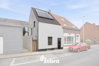Deze woning is ideaal gelegen in het hartje van Rumbeke, waar bakkers, slagers, scholen en andere voorzieningen zich op wandel- en fietsafstand bevinden. Bovendien ligt het befaamde Provinciedomein Sterrebos en AZ Delta op een beperkte afstand. Dankzij de vlotte verbinding naar de ring geniet u van optimaal wooncomfort en bereikbaarheid.<br /><br />De inkomhal geeft toegang tot de technische ruimte, gastentoilet en badkamer met inloopdouche en lavabomeubel. De woonkamer sluit aan op de lichtrijke keuken met grote raampartijen, die zorgen voor een overvloed aan natuurlijk licht.<br />Daarnaast biedt de keuken directe toegang tot de oostgerichte tuin. Op de eerste verdieping bevinden zich 2 volwaardige slaapkamers. Op het tweede verdiep treft u een derde slaapkamer aan.<br /><br />Deze instapklare halfopen bebouwing werd in 2025 volledig gerenoveerd. Dankzij de conforme elektriciteit en EPC-label A geniet je van een zorgeloze aankoop. De woning beschikt tevens ook over 6 zonnepanelen, vloerverwarming, wandverwarming in de slaapkamers, ventilatiesysteem D+ en een regenwaterput van 5000 liter.<br /><br />Bestuursmaatregelen in het maatregelenregister: nee<br /><br /><strong>Ook wild geworden van deze thuis?<br />Twijfel niet langer en leg vandaag nog uw bezoek vast!</strong>