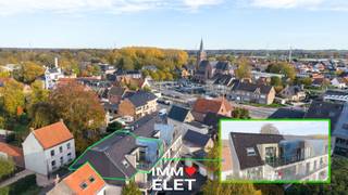 Jong appartement (jaar einde opbouw: 2006) helemaal bovenaan in Residentie "Lentezon"; Private inrit, afgesloten met geautomatiseerde sectionale...