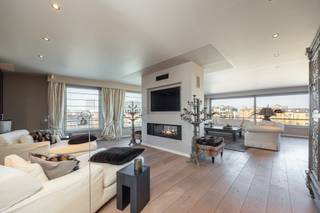 Zonnig instapklaar penthouse gelegen op het befaamde Zuid met een mooi zicht op het park.<br /><br />Entree met ingemaakte vestiaire en gastentoilet. Een royale en lichte leefruimte voorzien van een eiken houten vloer is onderverdeeld in een eetruimte en dubbel salon met open haard. Een open keuken met groot werkblad in graniet is voorzien van al het hedendaags comfort. Aanpalend een grote bijkeuken met aansluitingen voor was- en droogautomaat.<br />Ruime mastersuite met dressing en ensuite comfortabele badkamer. De tweede slaapkamer heeft ingemaakt kastenwerk en beschikt tevens over een eigen douchekamer.<br />Een lichte bureauruimte is het ideale thuiswerkkantoor tevens voorzien van ingemaakt kastenwerk.<br />Het domotica-systeem zorgt voor extra comfort door de draadloze bediening van verlichting en zonnewering. <br />Een grote troef is de unieke daktuin, inbegrepen in de prijs, waar men de dag door kan genieten van de zon. Het terras biedt een uitzonderlijk zicht op de stad en het park.<br /><br />Een ruime ondergrondse dubbele staanplaats wordt te koop aangeboden voor 80.000 euro. Twee bergingen zijn inbegrepen in de prijs. <br /><br />Wonen op het bruisende zuid met panoramisch zicht op het park en op wandelafstand van de Schelde, winkels en restaurantjes.