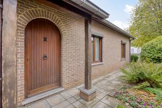 Ontdek deze charmante gelijkvloerse open bebouwing, gelegen in het rustige Gingelom.<br /><br />Deze degelijke gezinswoning werd door de jaren heen met zorg onderhouden en biedt een solide basis voor wie op zoek is naar een comfortabele thuis mét mogelijkheden om naar eigen smaak te moderniseren.<br /><br />Bij het binnenkomen bereik je via de inkomhal een ruime leefruimte die overgaat in de eetkamer – een uitnodigende plek waar je zowel gezellig kunt ontspannen als gasten kan ontvangen. Aansluitend vind je de veranda, die dankzij het overvloedige daglicht en het mooie zicht op de tuin een echte troef vormt. Hier geniet je het hele jaar door van het buitengevoel.<br /><br />De woning beschikt over twee aangename slaapkamers en een verzorgde badkamer. Verder is er een keuken met eetplaats en apart wasplaats terug te vinden.<br /><br />De oprit aan de zijkant van de woning leidt naar de garage. De tuin biedt alle ruimte voor kinderen om te spelen of simpelweg om te genieten van rust en privacy. <br /><br />Dankzij de centrale ligging geniet u van een vlotte bereikbaarheid naar Sint-Truiden en Landen, nabijheid van voorzieningen én een rustige woonomgeving. Via de E40 bereik je vlot steden zoals Leuven, Luik en Brussel.<br /><br />Deze open bebouwing combineert degelijkheid, ruimte en een warme sfeer. Ideaal voor wie op zoek is naar een fijne gezinswoning die klaar is om een nieuw hoofdstuk te beginnen. Aktimmo begeleidt je graag bij een bezoek!
