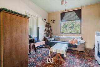 In het pittoreske Nukerke bevindt zich deze charmante woning met heel wat potentieel. Na enkele opfrissingswerken kan je van deze woning een echte thuis maken naar eigen smaak en stijl.<br /><br />Indeling:<br />-GLV: Via de inkomhal betreedt je links de gezellige leefruimte die naadloos overgaat in de keuken. Aansluitend bevindt zich de veranda. Rechts van de inkomhal bevindt er zich een badkamer en een berging.<br />-1stV: De nachthal geeft toegang tot 2 volwaardige slaapkamers<br />-2deV: Grote zolder die eenvoudig omgevormd kan worden tot derde slaapkamer.<br /><br />De absolute troef van deze woning is zonder twijfel de ruime, zuidoostgerichte tuin, waar je de hele dag door optimaal van de zon en het buitenleven kunt genieten.