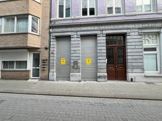 Bent u ondernemer en op zoek naar dé perfecte locatie voor uw zaak in het bruisende stadscentrum van Oostende? Dit handelspand, gelegen op een uiterst commerciële toplocatie, biedt u alle kansen om uw onderneming te laten groeien.

Achter deze charmante gevel, waarbij gekozen werd voor een eclectische stijl met neobarokke inslag schuilt een ruime handelsruimte die volledig naar eigen smaak is in te richten. Grote troef zijn de etalageramen die zorgen voor maximale zichtbaarheid en lichtinval. Ideaal om uw producten of diensten op een opvallende manier te presenteren.

Achter het handelspand bevindt zich een studio met een open leefruimte, een slaapkamer met aansluitende badkamer en een kelder voor extra opslag. Bovendien is de studio via een aparte ingang toegankelijk.

Wacht niet langer en grijp deze kans om uw ondernemersdroom te verwezenlijken! Contacteer Hyboma op 051 480 980 en leg snel uw afspraak vast!

Stedenbouwkundig is dit pand gekend als woongelegenheid. Om dit uit te baten als handelszaak, dient dus een bestemmingswijziging aangevraagd te worden. 
