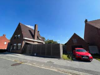 Eigendom (af te breken open bebouwing met grote garage) en met veel potentieel op een ruim ( 1062 m² ) en rustig perceel grond.Verkavelingsdossier...