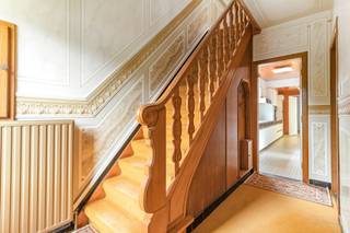 <strong>Vrijstaande woning met 3 slaapkamers, zolder en ruime tuin.<br /><br /></strong>We betreden de woning via de inkomhal, hierna komen we terecht in de woonkamer en de keuken. Naast de keuken is er een berging.<br />Beneden is de badkamer (bad, douche en toilet) voorzien.<br /><br />Vanachter is er een veranda voorzien die uitzicht geeft op de tuin.<br /><br />Op de eerste verdieping zijn er 3 slaapkamers. Verder is er nog een zolder die kan dienen als extra opslagruimte.<br /><br />Bijzonderheden:<br />- Beschikbaarheid: onmiddellijk<br />- EPC: 245 kWh/m²<br />- Veel oprit voorzien