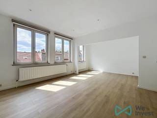 Tel.: 0456 12 69 37 / E-mail: kilian.f@weinvest.be<br /><br />We Invest biedt u exclusief dit prachtige en lichtrijke appartement met één slaapkamer aan, gelegen vlak bij de begraafplaats van Elsene en alle voorzieningen (openbaar vervoer, winkels, parken, enz.).<br /><br />Het appartement is gelegen op de 3e verdieping van een klein gebouw zonder lift, maar met een goederenlift, en is als volgt samengesteld: een inkomhal, een volledig uitgeruste keuken met toegang tot een balkon aan de achterzijde, een slaapkamer van 14 m², een douchekamer met toilet en een lichtrijke leefruimte met zuidoostelijke oriëntatie.<br /><br />Huurprijs: € 1.200<br />Kosten: € 50 (gemeenschappelijke kosten)<br />EPC: G<br />Onmiddellijk beschikbaar! Huurovereenkomst van 3 jaar.<br /><br />Wacht niet langer om een bezoek in te plannen! Ontdek ook onze andere exclusieve panden op www.weinvest.be.